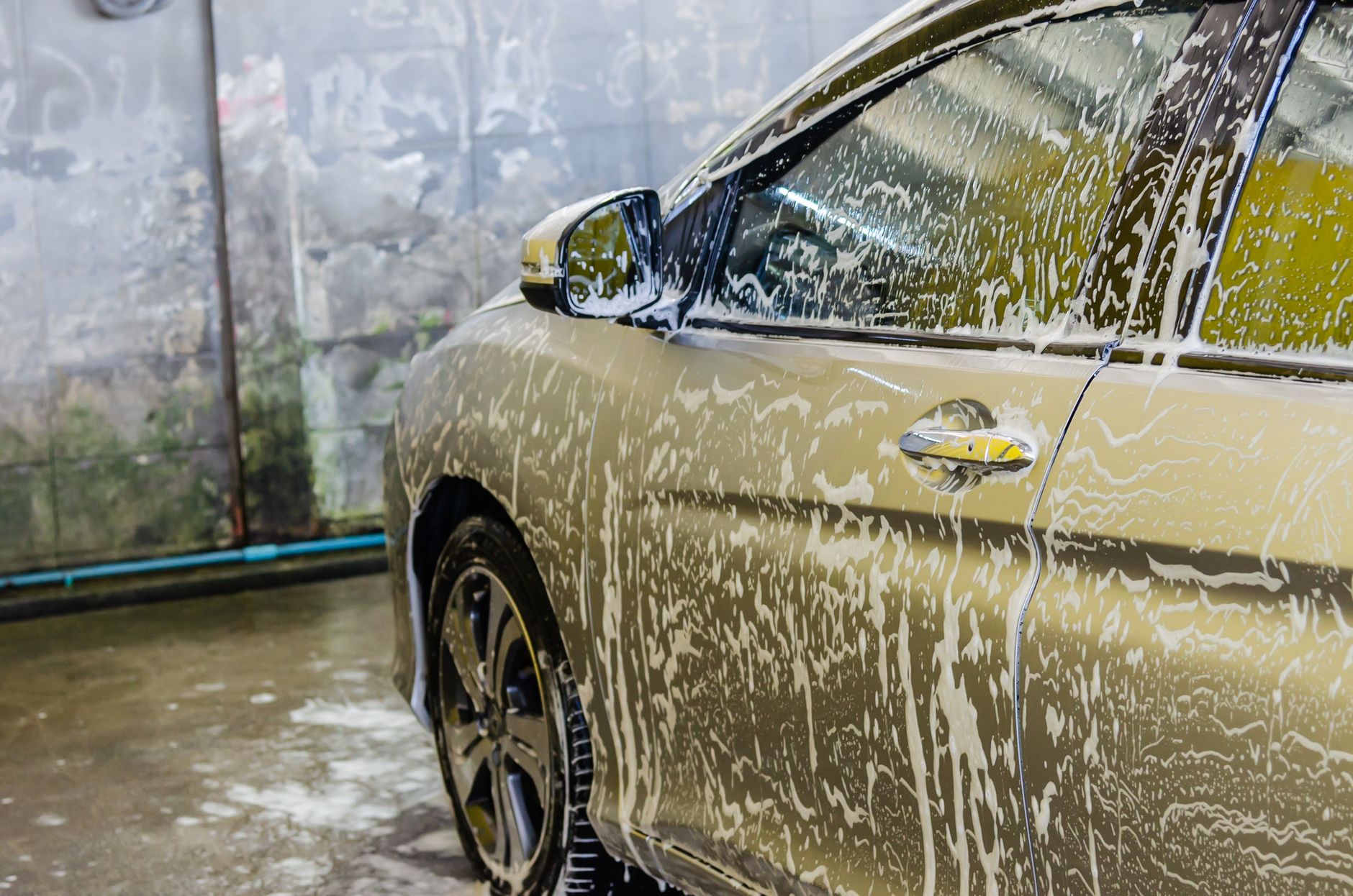 Čisté auto zvenku i zevnitř po kompletním mytí